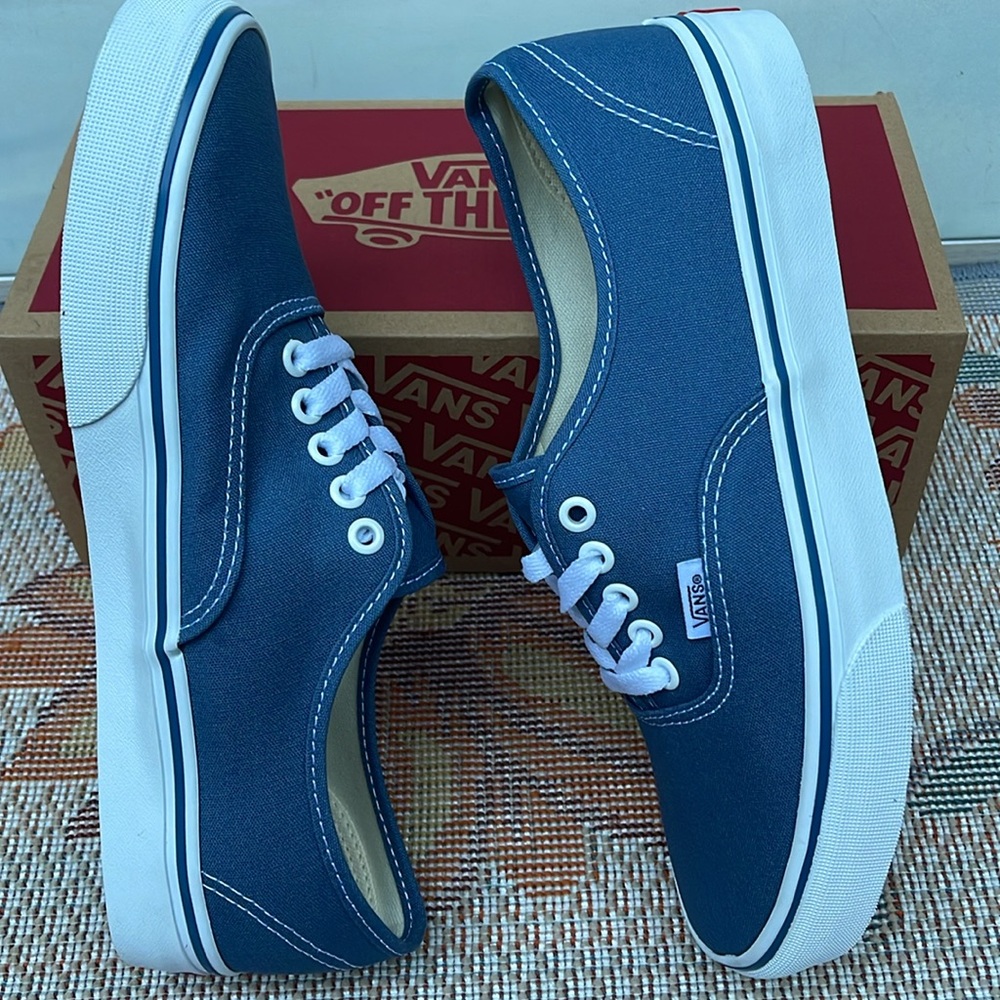 Vans WMNS Authentic Navy
VN000EE3NVY
Sneakers - Picture 12 of 16